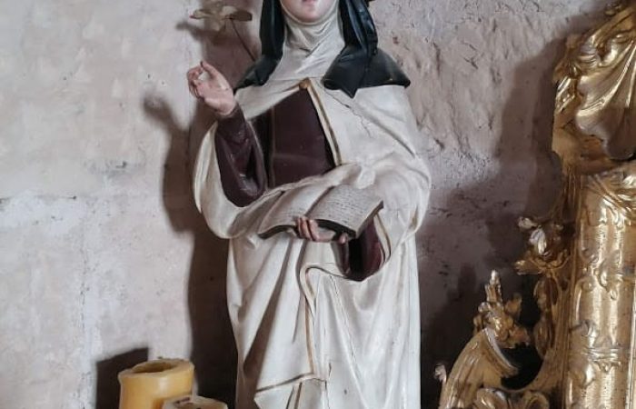 Figura de Santa Teresa de Jesús en la iglesia de Villaverde de Guareña