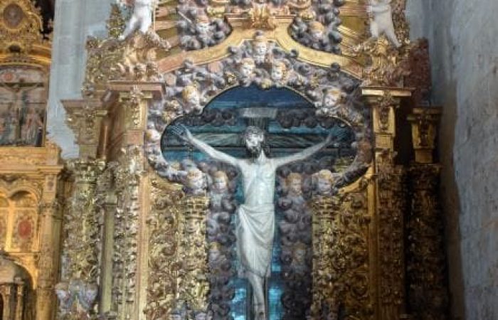 Retablo del Cristo de Sordos en la iglesia de Villaverde de Guareña
