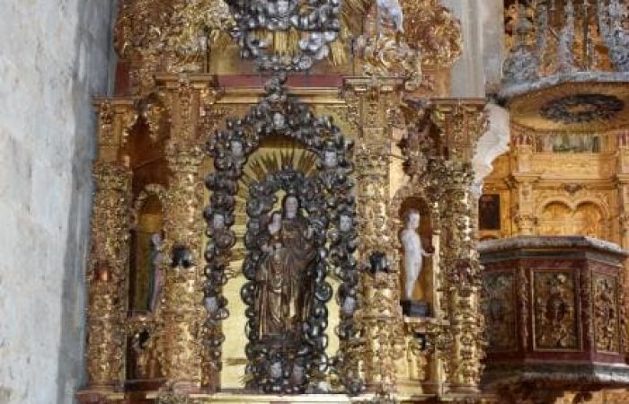 Retablo de la Virgen del Rosario en la iglesia de Villaverde de Guareña